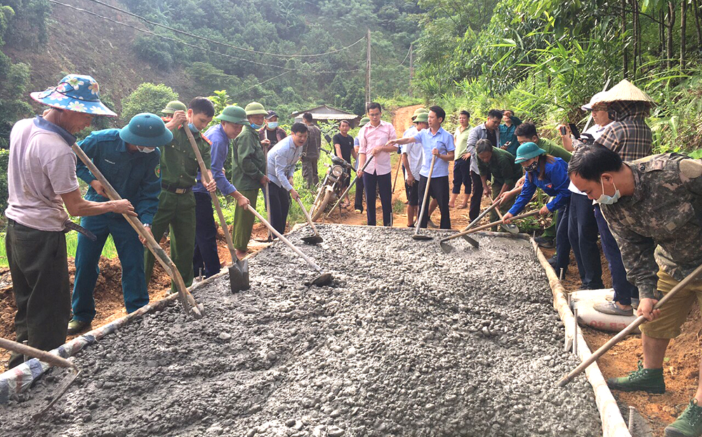 Nhân dân xã Xuân Tầm, huyện Văn Yên bê tông hóa đường giao thông nông thôn.